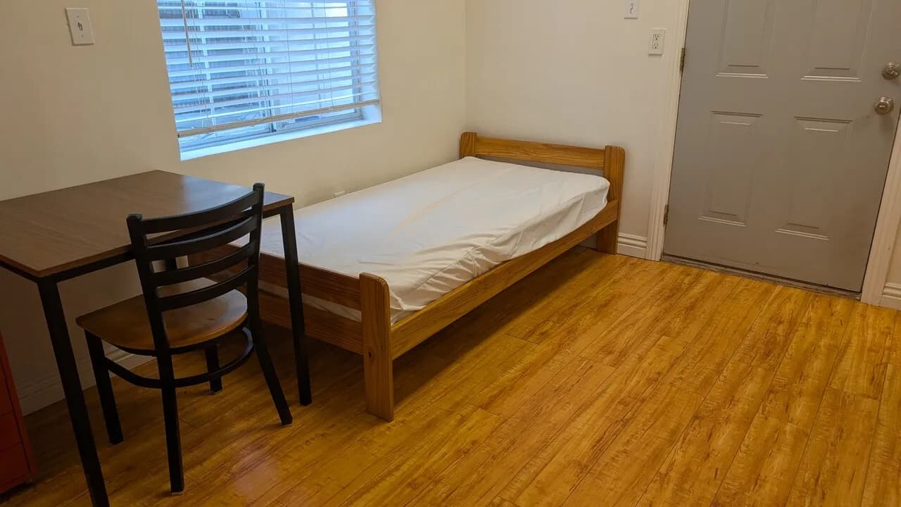 LA 한타 단독방 (7가 & Gramercy) - 독립 출입구, 개인 화장실
					룸메이트
					한인타운's preview 0