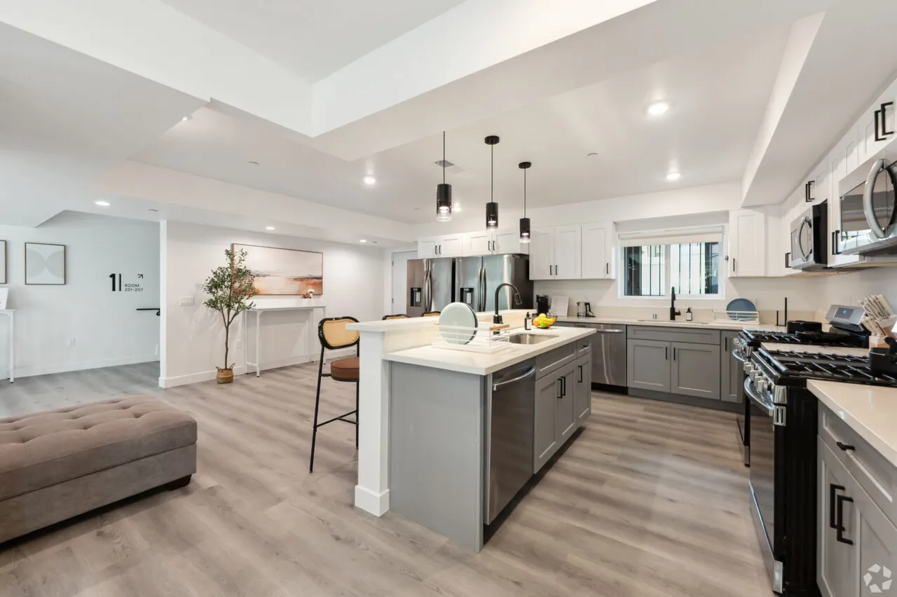 월세 부담 Down, 고급스러 싱글 룸, 공유 공간, 오늘 전화 주세요
					룸메이트
					Usc's preview 0