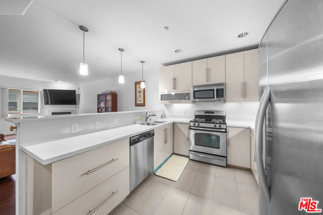 [한인타운] 방2+화2 1,090sf 2008년생 콘도
						한인타운 중심, 차가 필요 없는 위치
						콘도  Los Angeles CA's preview 0