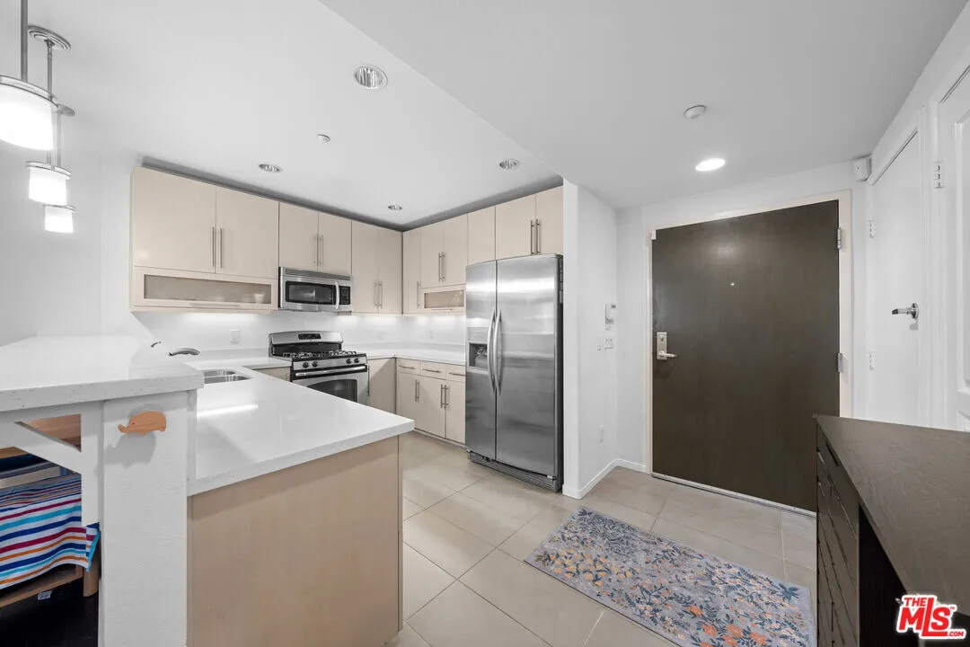 [한인타운] 방2+화2 1,090sf 2008년생 콘도
						한인타운 중심, 차가 필요 없는 위치
						콘도  Los Angeles CA's preview 1