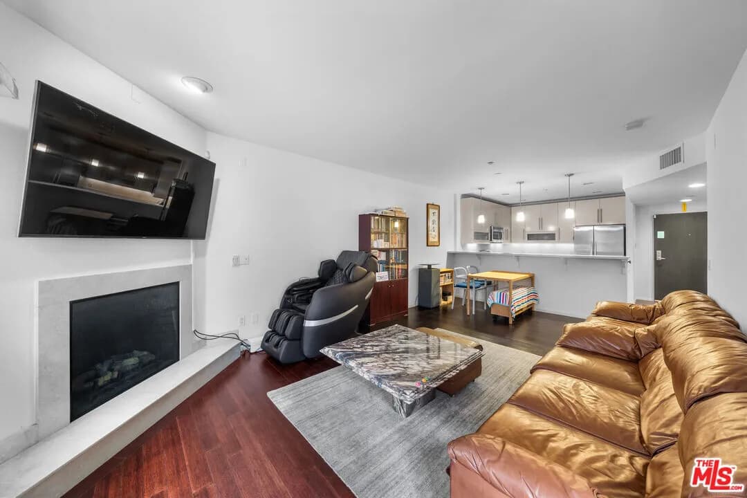 [한인타운] 방2+화2 1,090sf 2008년생 콘도
						한인타운 중심, 차가 필요 없는 위치
						콘도  Los Angeles CA's preview 2