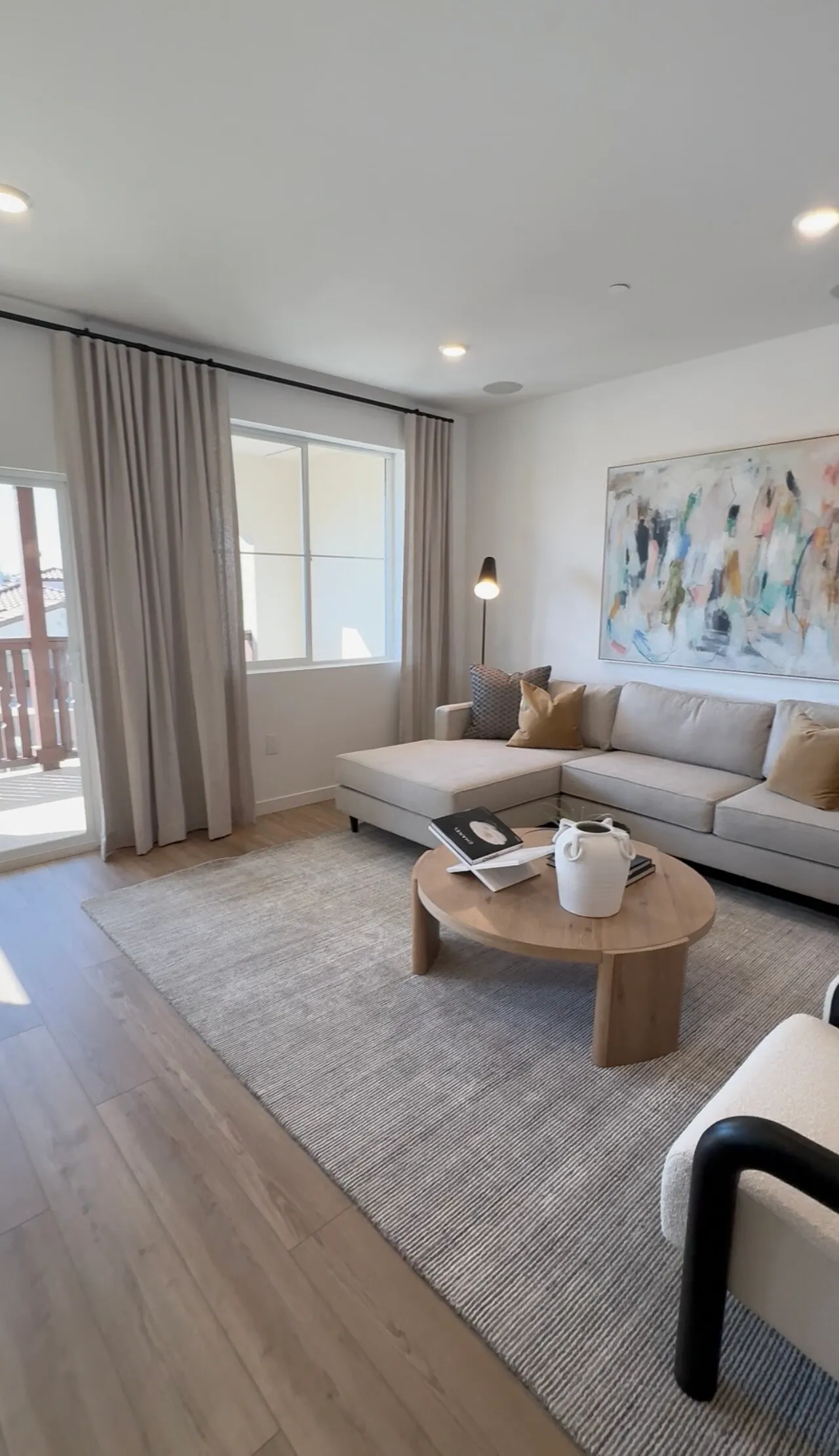 강력추천 1076  새 타운홈 -  교통의 중심지
						1,373sf / 2베드 2.5베쓰 / 2 parking / HOA $412
						콘도  Pico Rivera CA's preview 1