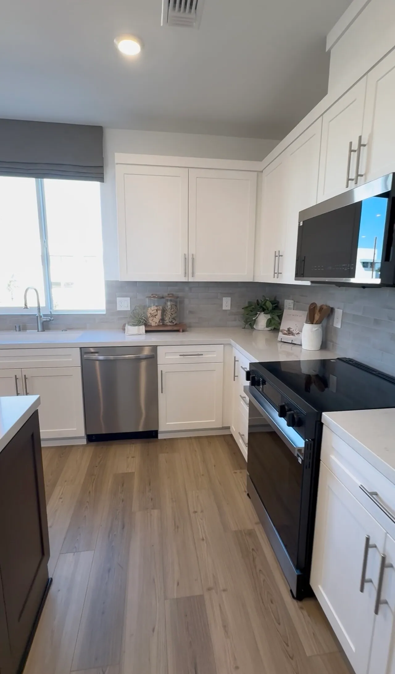 강력추천 1076  새 타운홈 -  교통의 중심지
						1,373sf / 2베드 2.5베쓰 / 2 parking / HOA $412
						콘도  Pico Rivera CA's preview 2