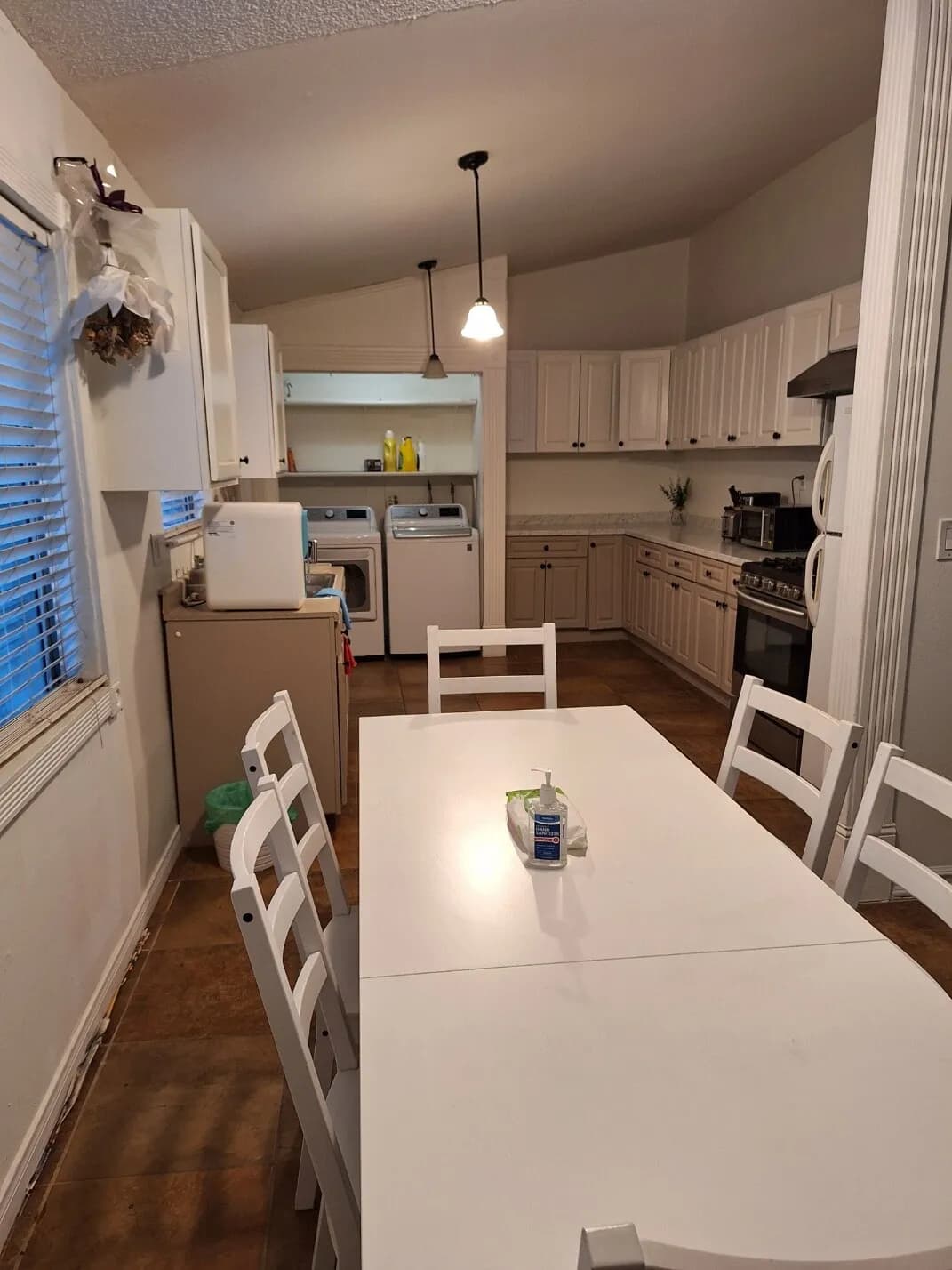 단기 장기 싱글 룸메이트 직장인 인턴 침대 책상 바로 입주 가능 리모델링 1베드
					룸메이트
					Los Angeles's preview 0