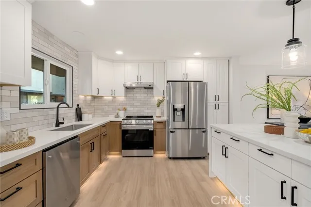 아름답고 살기좋은 부에나파크에 위치한 타운홈을 소개 합니다!
						전체적으로 리모델 되었음.
						타운하우스  Buena Park CA's preview 0