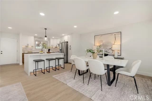 아름답고 살기좋은 부에나파크에 위치한 타운홈을 소개 합니다!
						전체적으로 리모델 되었음.
						타운하우스  Buena Park CA's preview 2