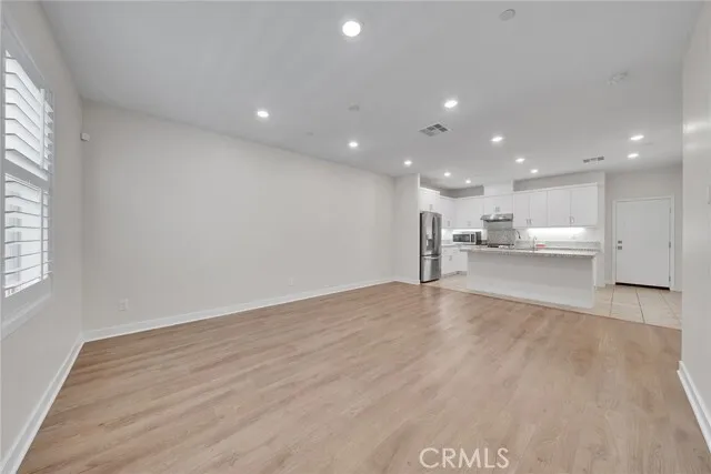 위티어 새단지 타운홈 방3화3
						훌륭한 부대시설
						타운하우스  Whittier CA's preview 2