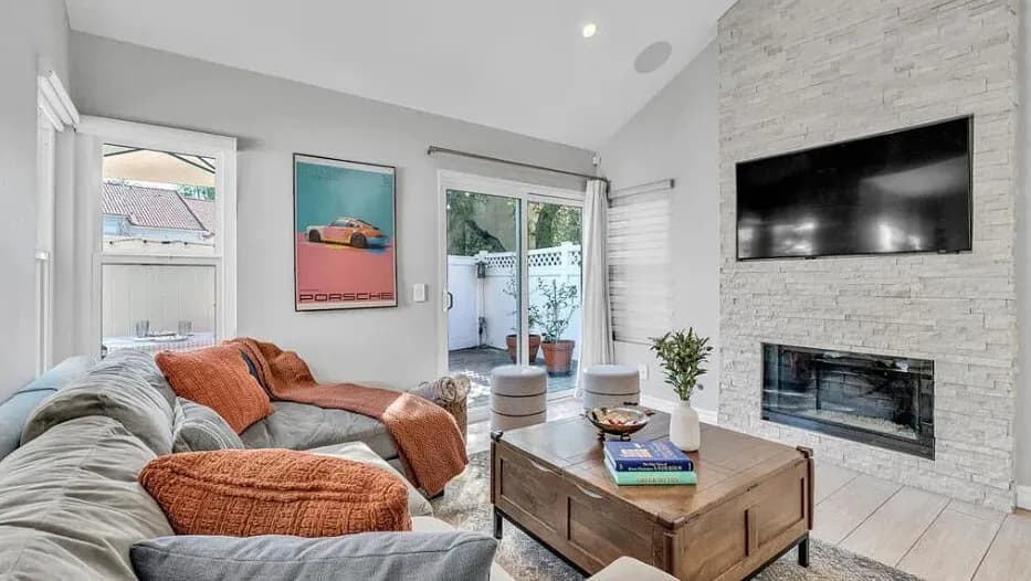 (터헝가 타운홈)  방3 화2.5
						업그레이드 멋진집. Move-in 컨디션. 넓은 페티오.
						타운하우스  Tujunga CA's preview 3