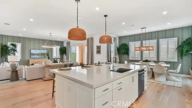 발렌시아 New 하우스
						Brand New, 방4 화장실4, 약 3500 sf, 리조트 스타일 부대시설, 우수 초중고
						주택  Valencia CA's preview 1