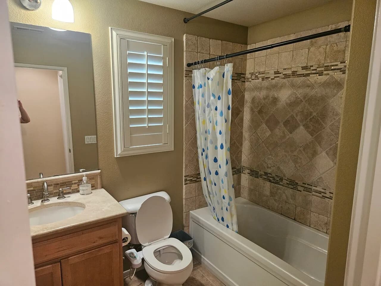 룸 렌트 – Fullerton 대학교 5분 / 단독 화장실 / $1,000
					룸메이트
					플러튼 대학교's preview 1