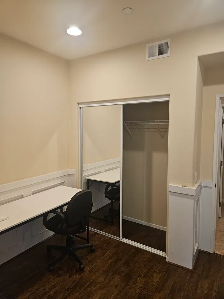 룸 렌트 – Fullerton 대학교 5분 / 단독 화장실 / $1,000
					룸메이트
					플러튼 대학교's preview 2