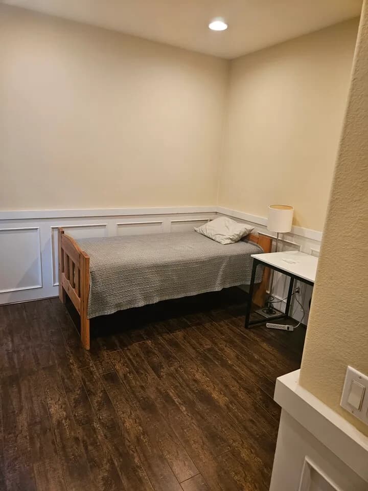 룸 렌트 – Fullerton 대학교 5분 / 단독 화장실 / $1,000
					룸메이트
					플러튼 대학교's preview 3