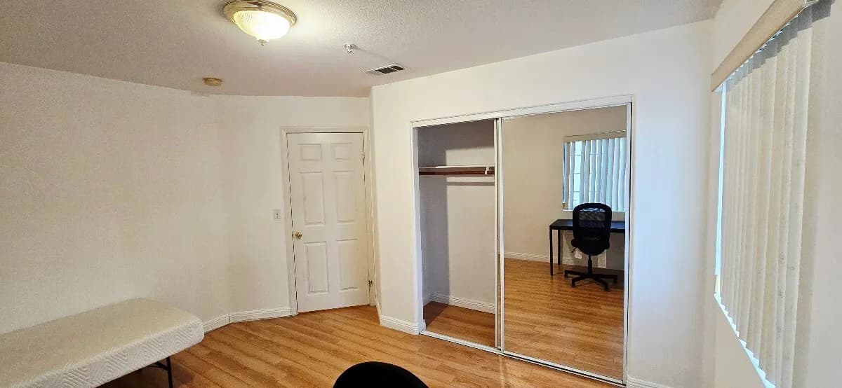 OC La Habra/라하브라 타운하우스(게이트)에 밝은 마루바닦 방 렌트합니다.
					룸메이트
					La Habra/라하브라's preview 0