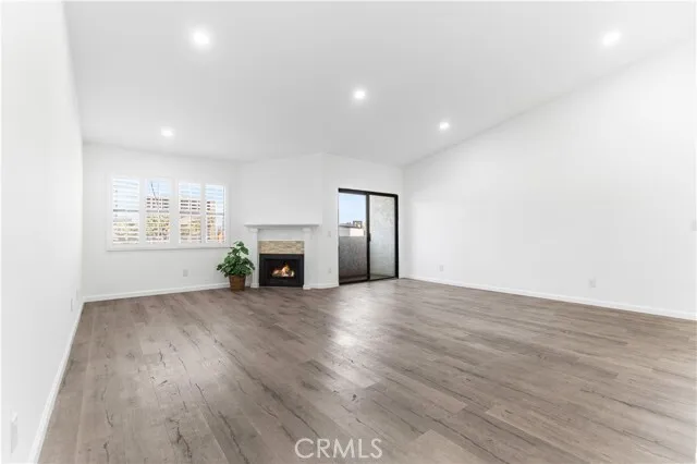 [한인타운] 방2+화2 1,199sf 탑플로어 콘도
						리모델링, 한인타운 중심 위치
						콘도  Los Angeles CA's preview 0