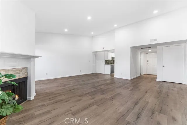 [한인타운] 방2+화2 1,199sf 탑플로어 콘도
						리모델링, 한인타운 중심 위치
						콘도  Los Angeles CA's preview 1