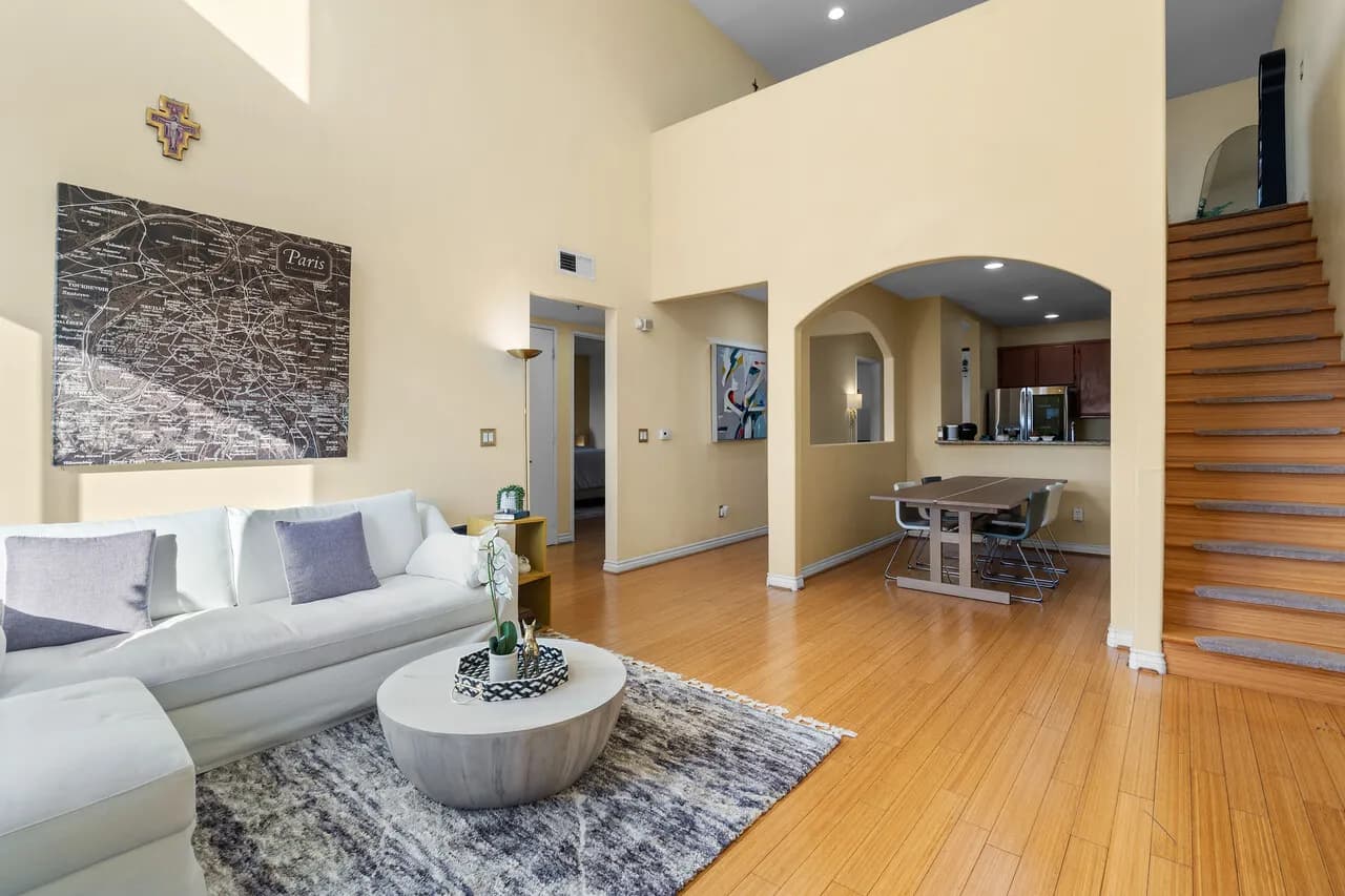 한타 Top Foor +Loft + 옥상 패티오 가 있는 2005년생 콘도 
						한타 중심 방2 화2+Loft +옥상 정원 있는 콘도로 Loft 를 3번째 방으로 사용가능 하며 Top Floor & 하이실링. 가드, 운동실 완비 
						콘도  Los Angeles CA's preview 1