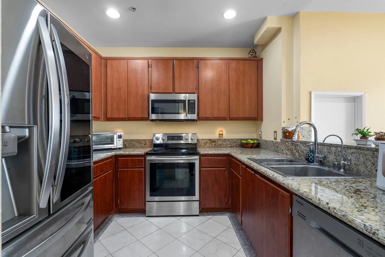 한타 Top Foor +Loft + 옥상 패티오 가 있는 2005년생 콘도 
						한타 중심 방2 화2+Loft +옥상 정원 있는 콘도로 Loft 를 3번째 방으로 사용가능 하며 Top Floor & 하이실링. 가드, 운동실 완비 
						콘도  Los Angeles CA's preview 2