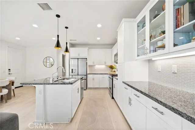 발렌시아 타운홈
						2019년생, 방3 화장실3, + LOFT, 약 1750 sf, 오픈구조, 하이실링, 우수학군!
						콘도  Valencia CA's preview 0