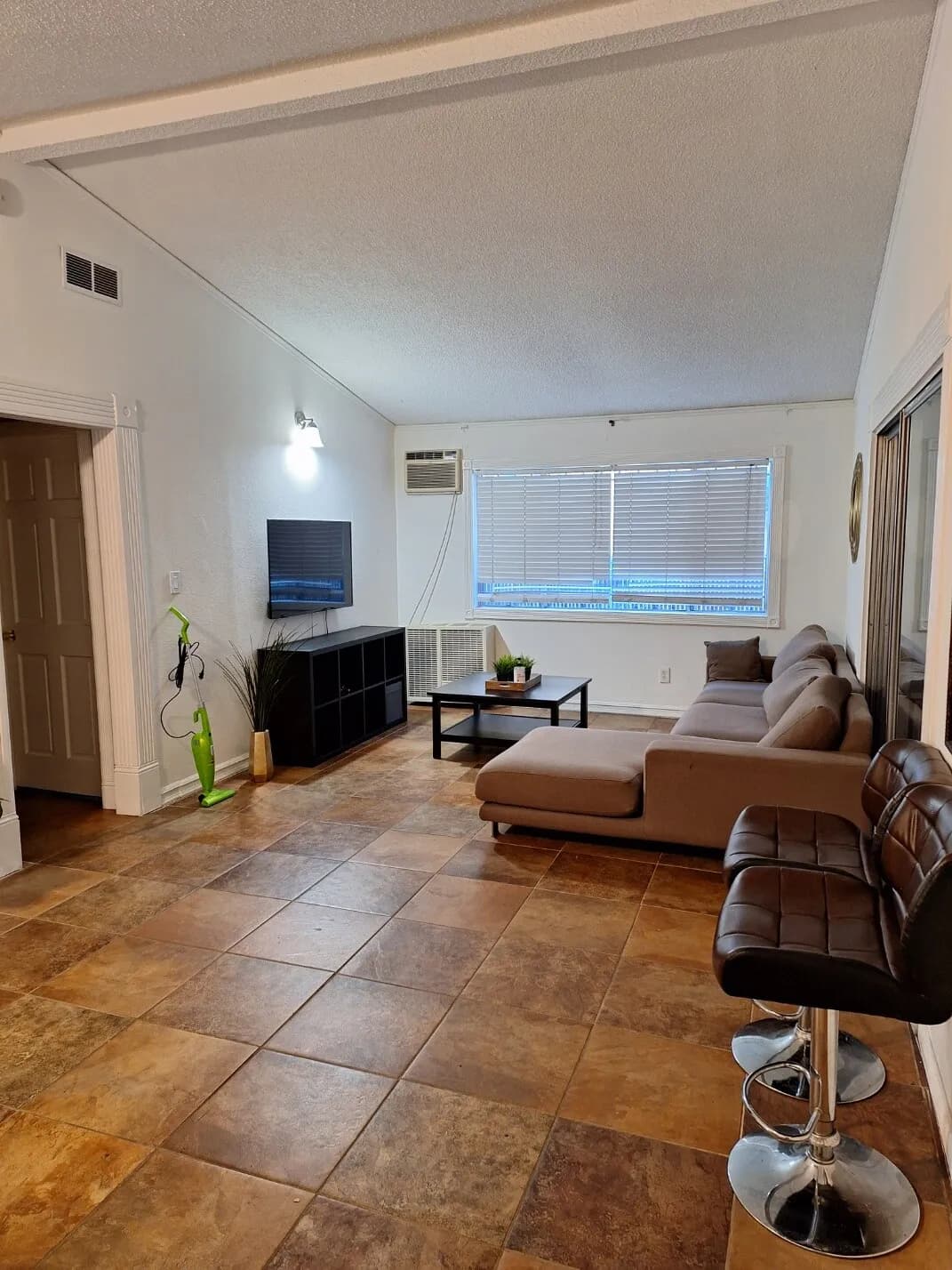 단기 장기 싱글 룸메이트 직장인 인턴 침대 책상 바로 입주 가능 리모델링 1베드
					룸메이트
					Los Angeles's preview 1