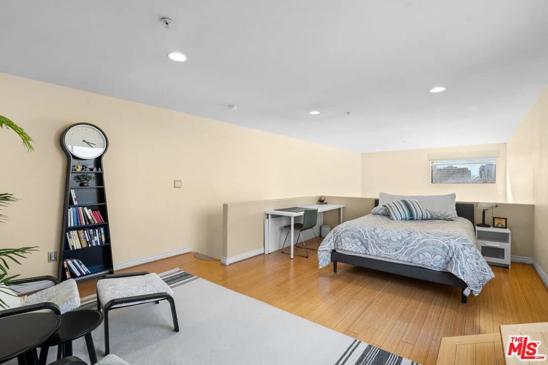 한인타운 콘도 
						2005년생, 방2 화장실2, + LOFT, + 개인 테라스, 약 1400 sf, 꼭대기층, 발코니, 편리한 위치 
						콘도  Los Angeles CA's preview 3