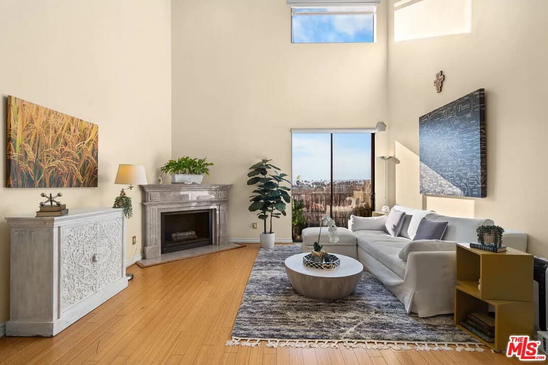 한인타운 콘도 
						2005년생, 방2 화장실2, + LOFT, + 개인 테라스, 약 1400 sf, 꼭대기층, 발코니, 편리한 위치 
						콘도  Los Angeles CA's preview 2