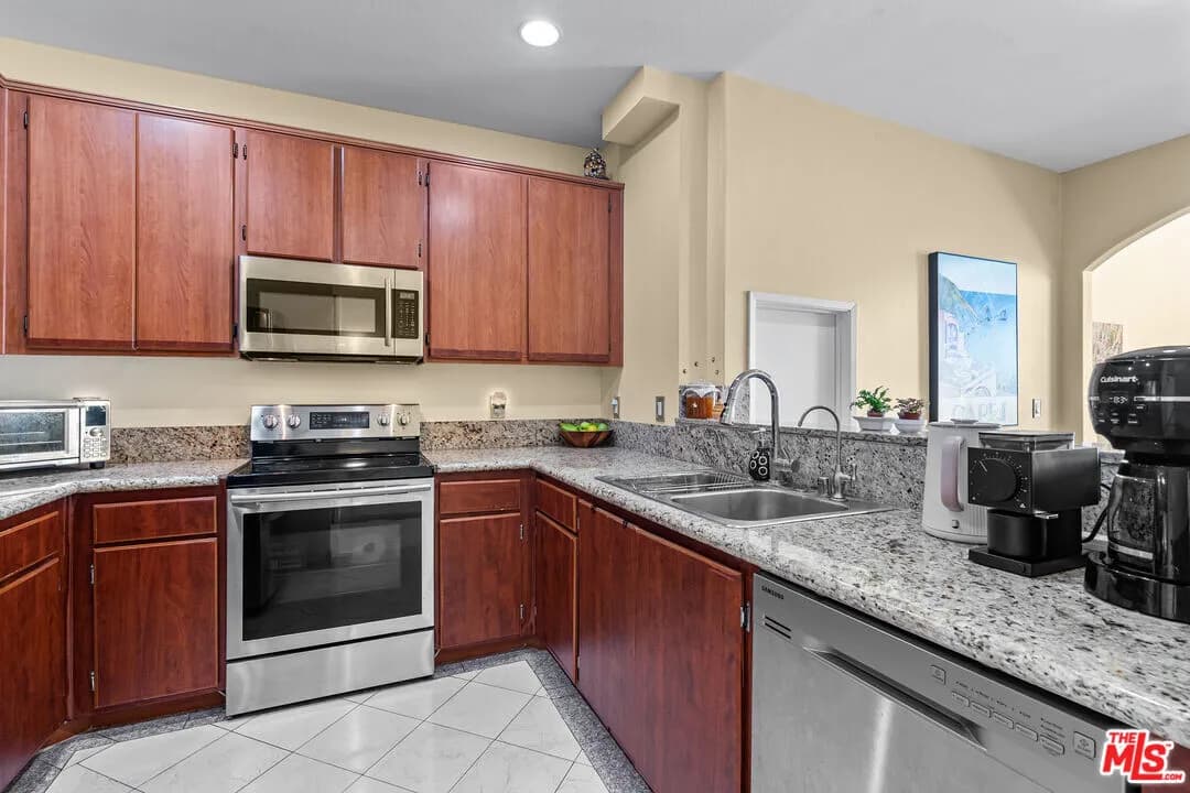 한인타운 콘도 
						2005년생, 방2 화장실2, + LOFT, + 개인 테라스, 약 1400 sf, 꼭대기층, 발코니, 편리한 위치 
						콘도  Los Angeles CA's preview 0