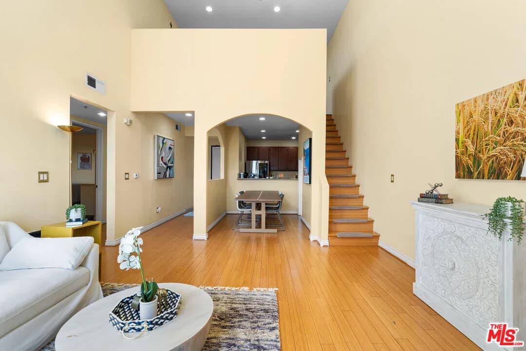 한인타운 콘도 
						2005년생, 방2 화장실2, + LOFT, + 개인 테라스, 약 1400 sf, 꼭대기층, 발코니, 편리한 위치 
						콘도  Los Angeles CA's preview 1