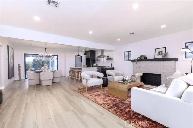 행콕팍 하우스 
						방2 화장실1, 건평 Over 1000 sf, 랏 약 4000 sf
						주택  Los Angeles CA's preview 1