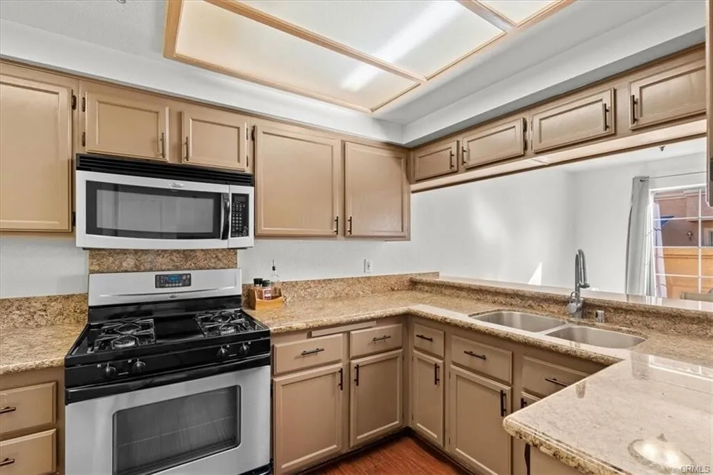 $649,900 게이트 단지내 넓은 3베드 타운홈 (LA 12마일)
						매우 밝고, 높은천장, 화강암 카운터탑 부엌, 마루바닥, 바비큐할수있는 넓은 페리오.

						타운하우스  Santa Fe Springs CA's preview 3