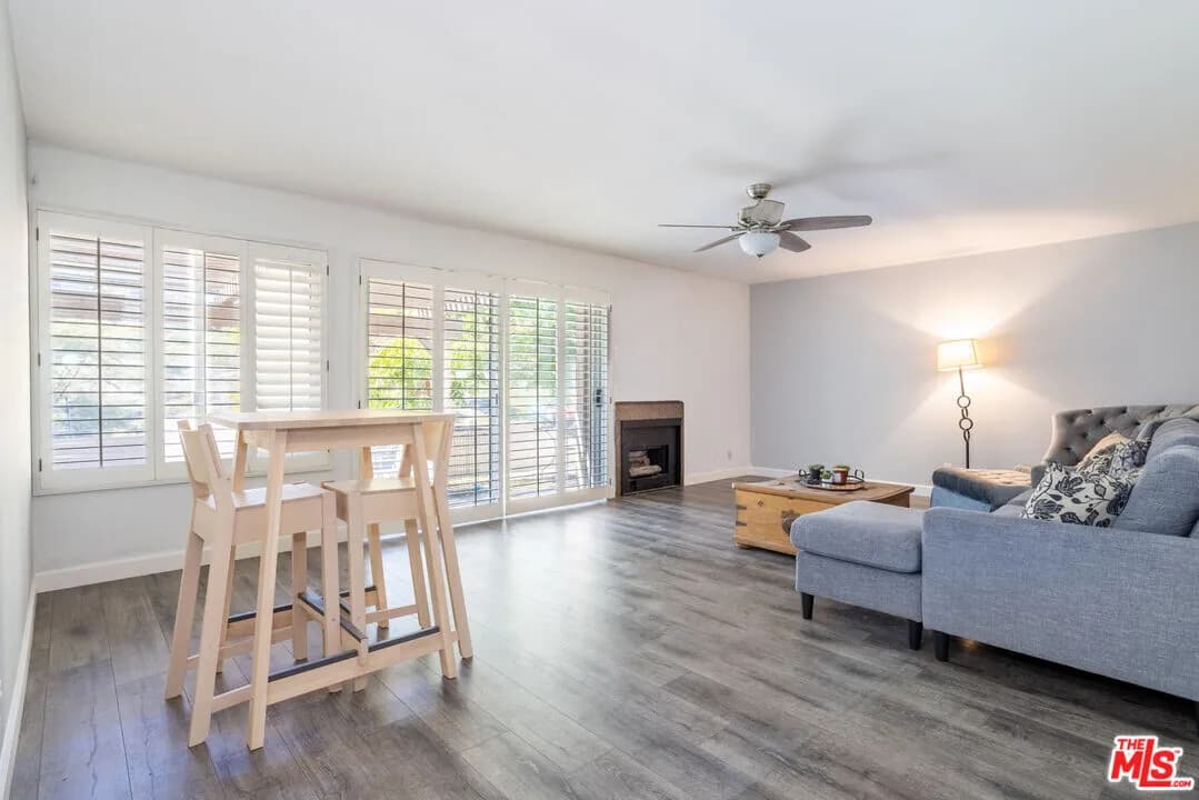 뉴홀 타운홈
						방3 화장실2, 단층구조, 약 1500 sf, 마루바닥, 밝고 환함, 단지안에 짐, 수영장, 테니스코트
						콘도  Newhall CA's preview 3