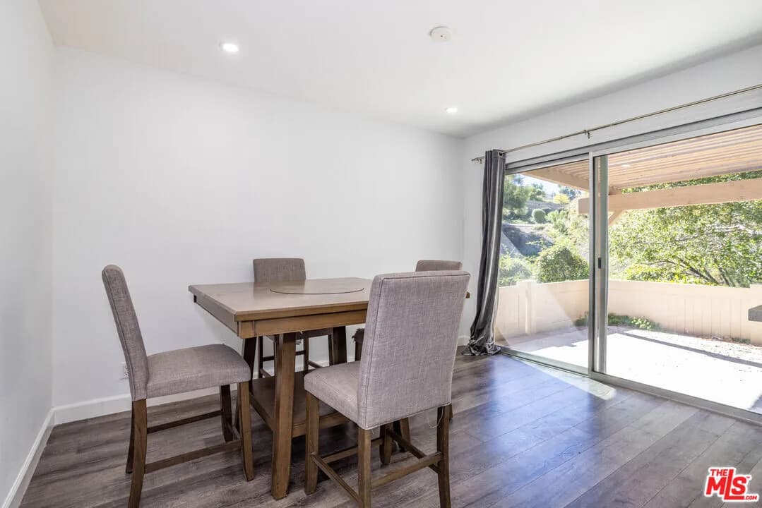 뉴홀 타운홈
						방3 화장실2, 단층구조, 약 1500 sf, 마루바닥, 밝고 환함, 단지안에 짐, 수영장, 테니스코트
						콘도  Newhall CA's preview 2