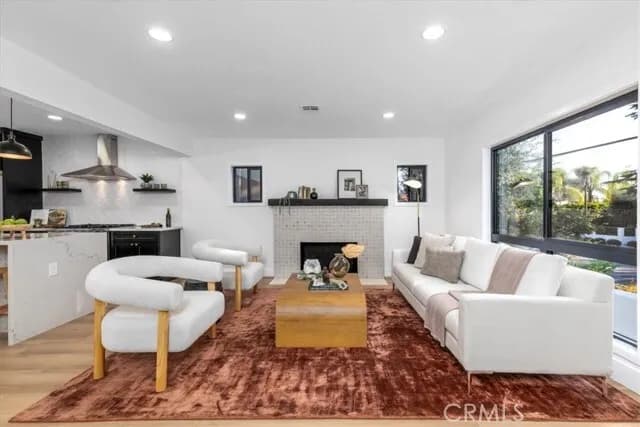 행콕팍 하우스
						방2 화장실1, 건평 Over 1000 sf, 랏 약 4000 sf
						주택  Los Angeles CA's preview 2