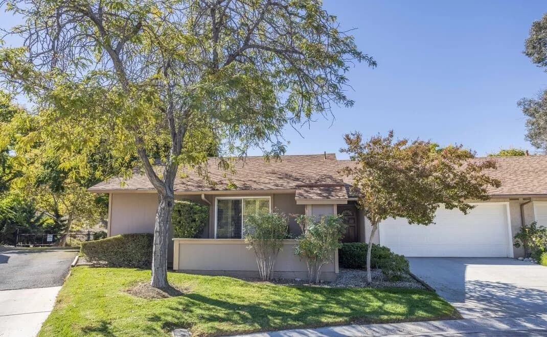 뉴홀 타운홈
						방3 화장실2, 단층구조, 약 1500 sf, 마루바닥, 밝고 환함, 단지안에 짐, 수영장, 테니스코트
						콘도  Newhall CA's preview 0