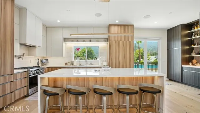 라 크라센타 하우스
						방5 화장실5, 건평 약 3200 sf, 랏 약 8200 sf
						주택  La Crescenta CA's preview 0