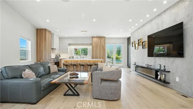 라 크라센타 하우스
						방5 화장실5, 건평 약 3200 sf, 랏 약 8200 sf
						주택  La Crescenta CA's preview 2