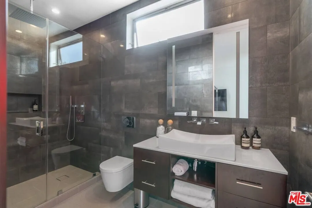 행콕팍 콘도
						방2 화장실2, 약 1900 sf, 코너 LOFT 스타일 꼭대기층, 하이실링, 편리한 위치
						콘도  Los Angeles CA's preview 3