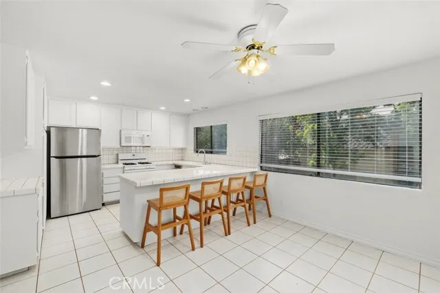 우드랜드힐스 타운홈
						방3 화장실3, 약 1800 sf, 오픈구조, 벽난로, Patio, Attached Garage
						콘도  Woodland Hills CA's preview 0