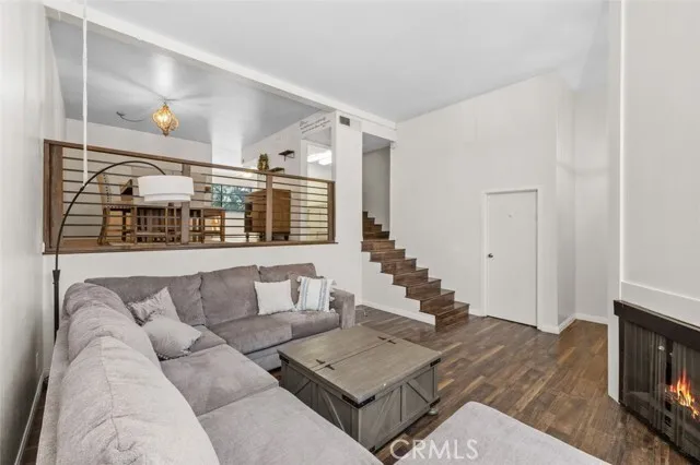 우드랜드힐스 타운홈
						방3 화장실3, 약 1800 sf, 오픈구조, 벽난로, Patio, Attached Garage
						콘도  Woodland Hills CA's preview 2