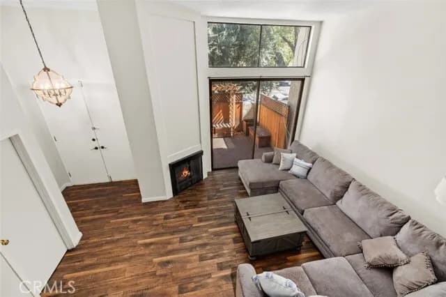 우드랜드힐스 타운홈
						방3 화장실3, 약 1800 sf, 오픈구조, 벽난로, Patio, Attached Garage
						콘도  Woodland Hills CA's preview 3