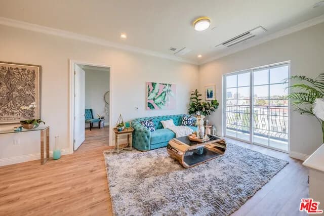 한인타운 고급 콘도
						2021년신축, 방3 화3,약1800 sf, 각방 천정 매립형 냉난방 시스템, 탁트인 발코니 뷰
						콘도  Los Angeles CA's preview 2