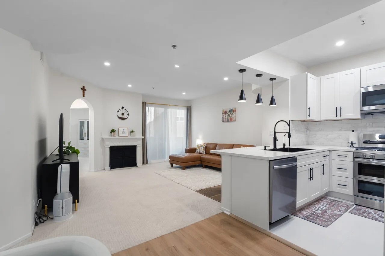 행콕팍 인근 콘도
						방1 화장실1, 리모델된 부엌&화장실, 발코니, 시큐리티, 게스트 파킹, 부대시설
						콘도  Los Angeles CA's preview 2