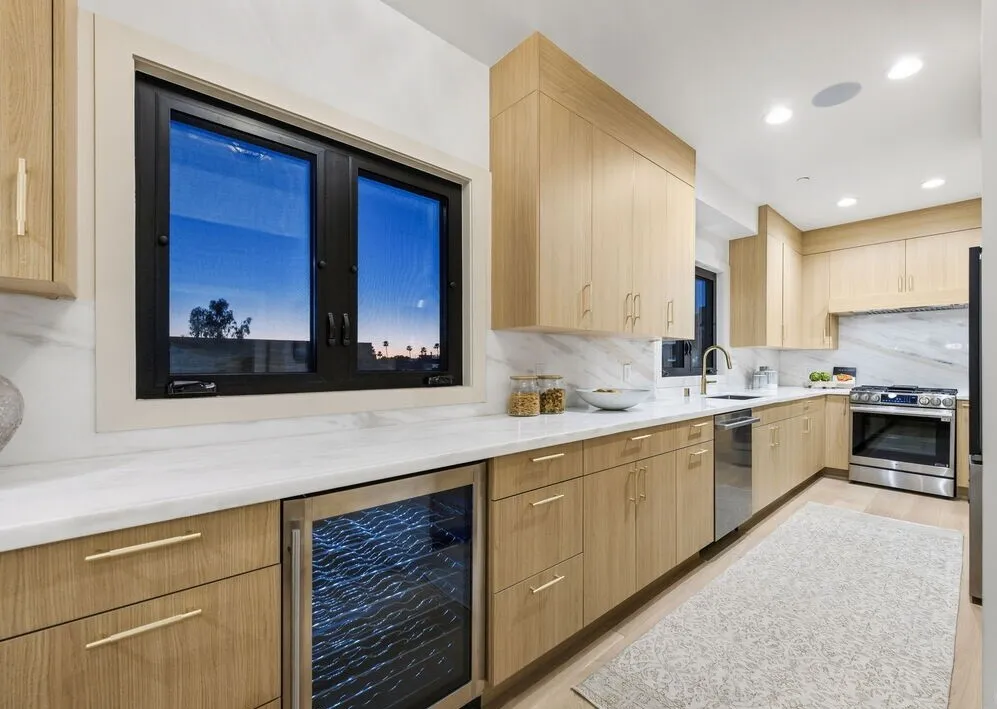 펜트하우스 유닛
						방3 화장실3, 약 2500 sf, 고급 럭셔리, 넓은 웍인 클라셋, 발코니, heart of Brentwood!
						콘도  Los Angeles CA's preview 0