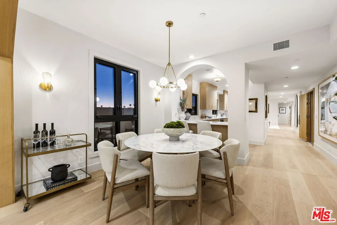 펜트하우스 유닛
						방3 화장실3, 약 2500 sf, 고급 럭셔리, 넓은 웍인 클라셋, 발코니, heart of Brentwood!
						콘도  Los Angeles CA's preview 1