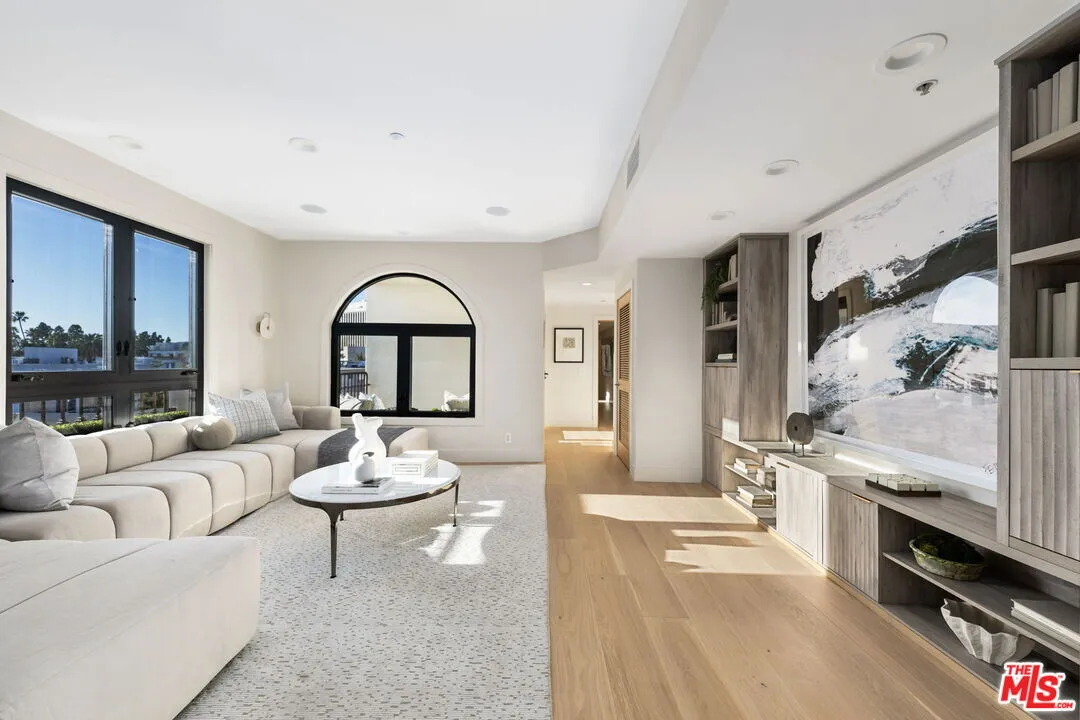 펜트하우스 유닛
						방3 화장실3, 약 2500 sf, 고급 럭셔리, 넓은 웍인 클라셋, 발코니, heart of Brentwood!
						콘도  Los Angeles CA's preview 2