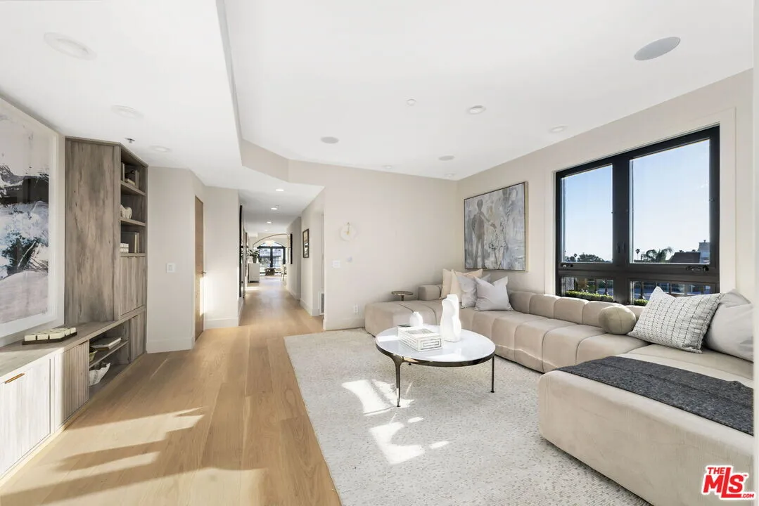 펜트하우스 유닛
						방3 화장실3, 약 2500 sf, 고급 럭셔리, 넓은 웍인 클라셋, 발코니, heart of Brentwood!
						콘도  Los Angeles CA's preview 3