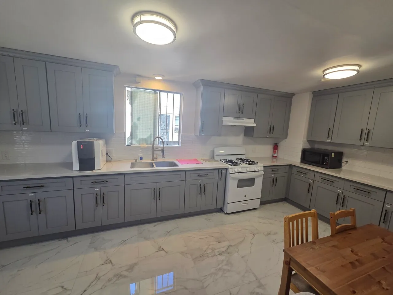 안전하고 조용한 한타 지역 (직장인)
					룸메이트
					Los Angeles's preview 0