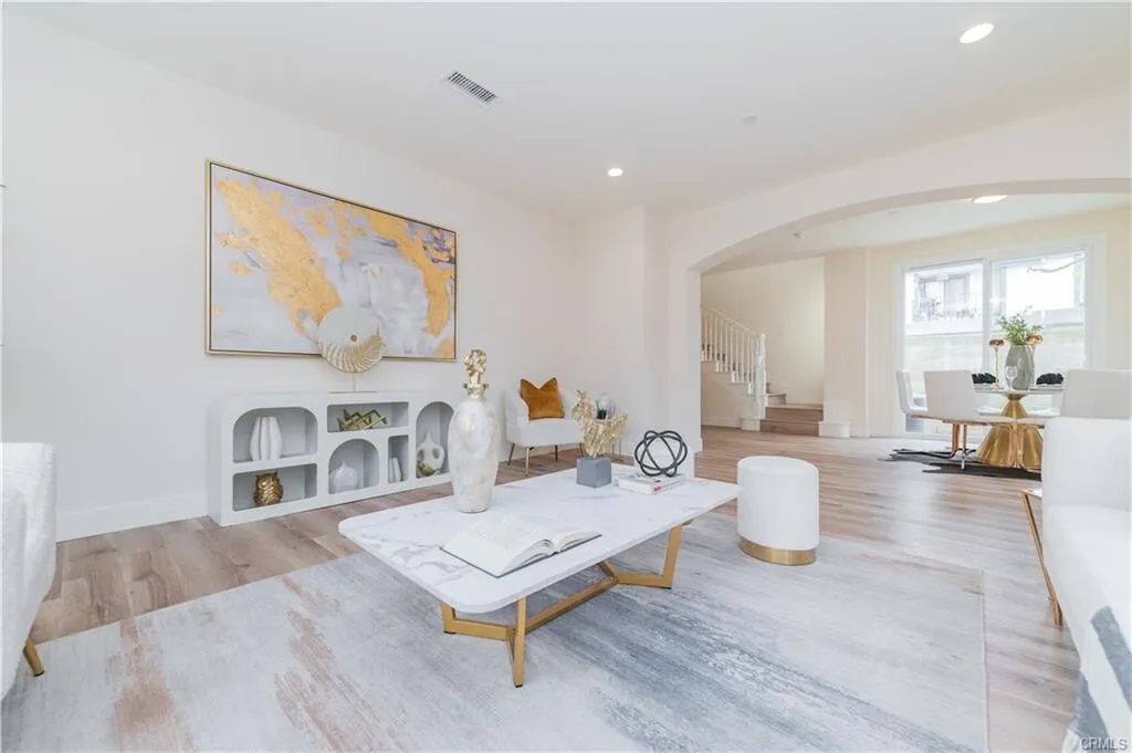 2024년생!! East 위티어 1,978 SqFt 넓은 3베드 타운홈
						관리편리한 뒷마당이 있는 타운홈!! 매우 밝고, 높은천장, Quartz 카운터탑 부엌, recessed lighting, 절전형 Water Heater, 전기차 충전, pre-wiring for data and solar.
						타운하우스  Whittier CA's preview 1