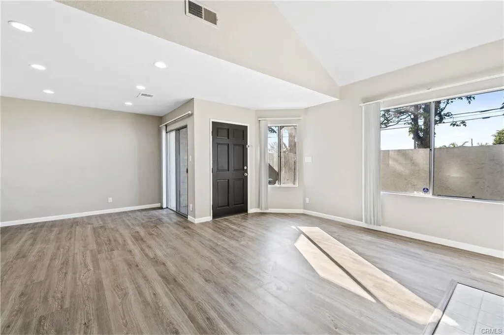 [다우니] 게이트단지 하이실링 Beautiful 리모델링 타운홈
						1586 SQFT, 페리오, DTLA 15 mi
						타운하우스  Downey CA's preview 2