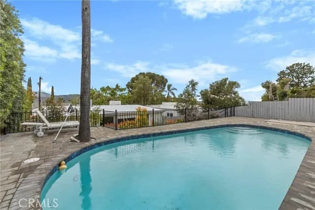 터헝가 하우스
						방3 화장실3, 건평 약 1300 sf, 랏 약 5900 sf, 수영장
						주택  Tujunga CA's preview 3