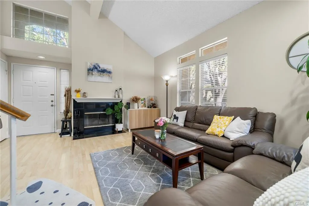 [라미라다] Hillsborough 3.5%다운 가능한 방3개 타운홈
						1층에 방, 하이실링, 2 car attached, 코너집
						타운하우스  La Mirada CA's preview 1